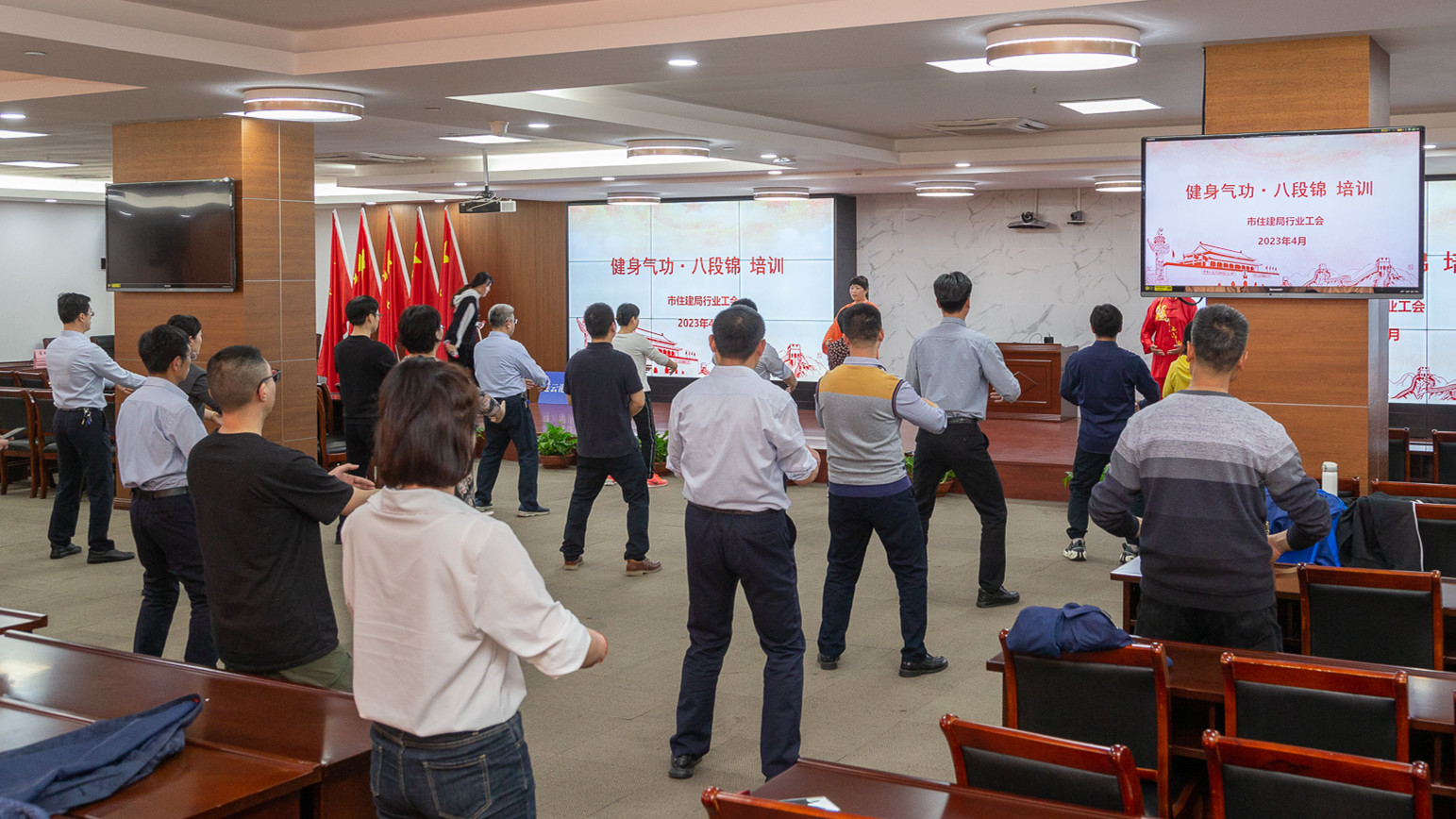 韩漫
举办健身气功八段锦培训1.jpg