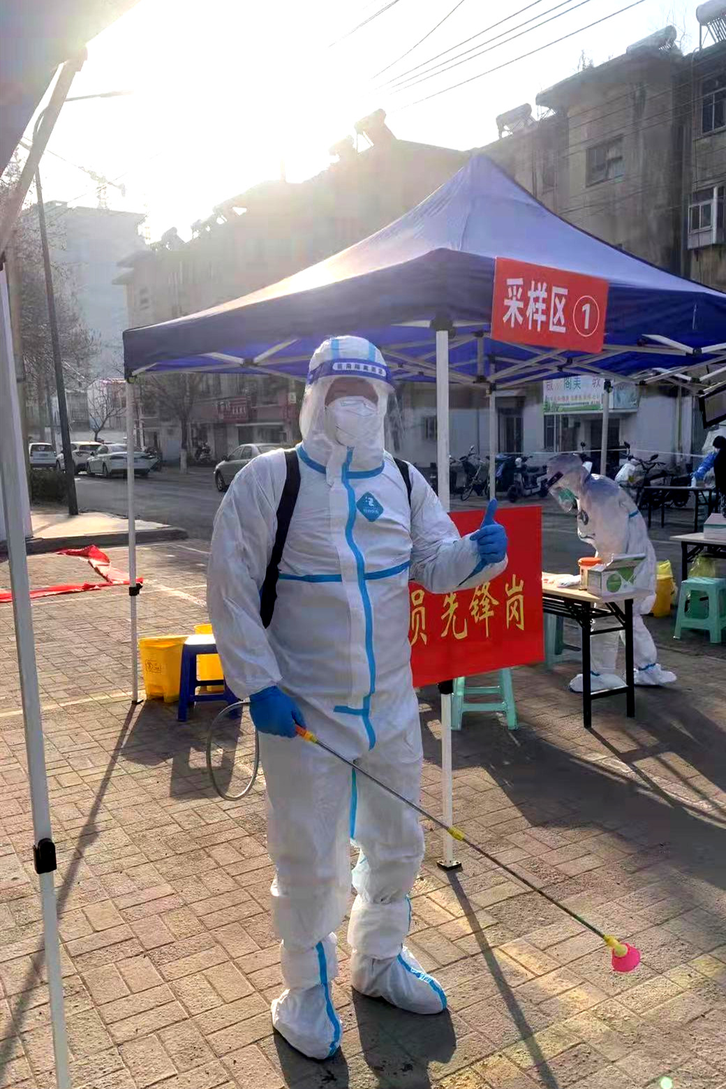 图片7 党员先锋队+志愿者3.jpg