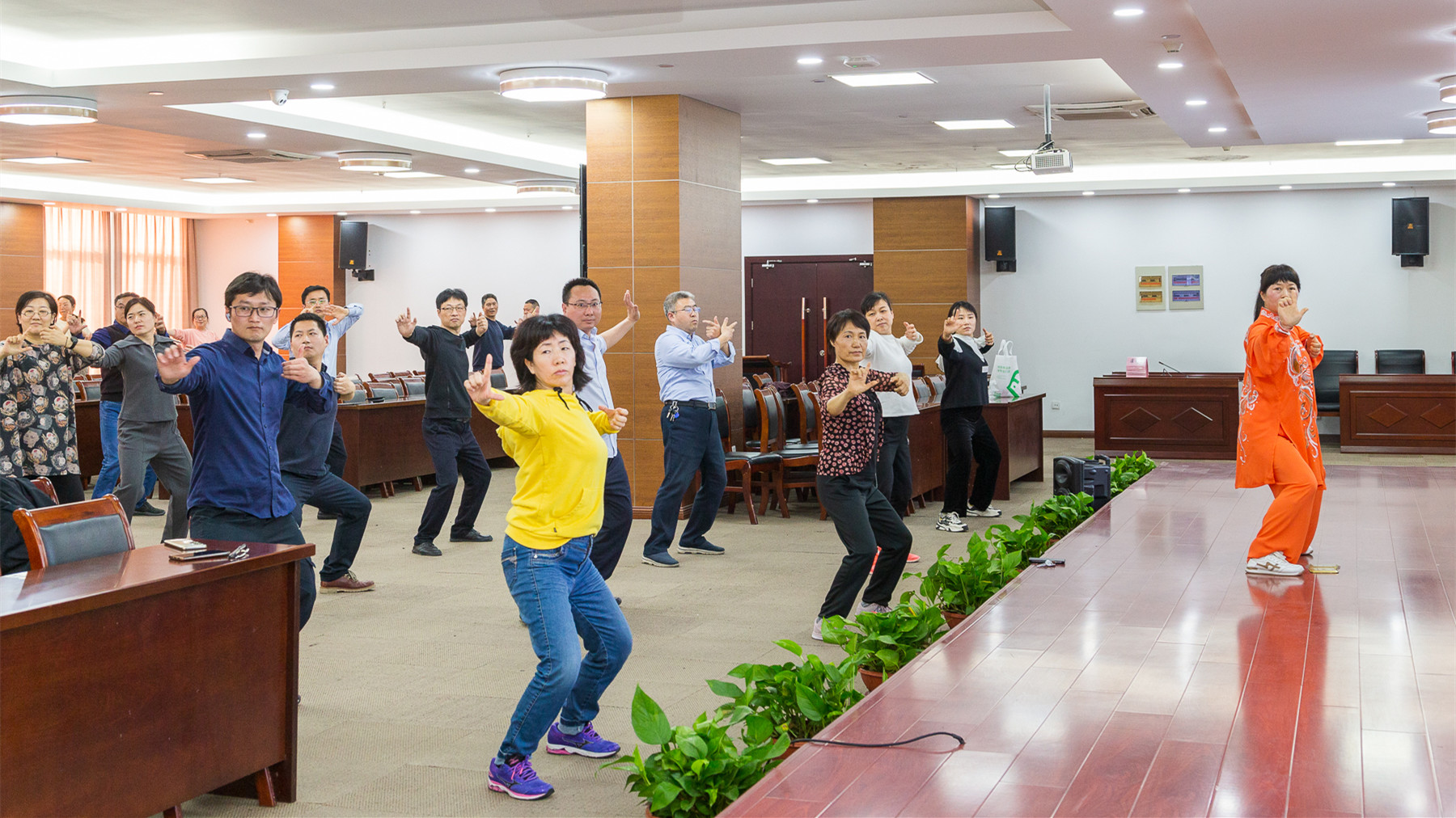 韩漫
举办健身气功八段锦培训2.jpg